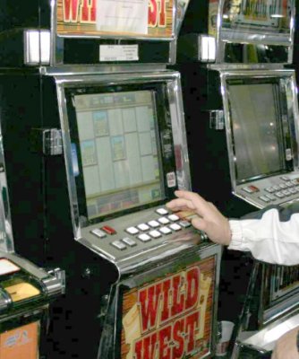 Poliţiştii au luat la control aparatele electronice de jocuri
